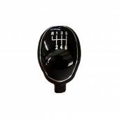 ΠΟΜΟΛΟ ΤΑΧΥΤΗΤΩΝ ΜΑΥΡΟ/ΑΣΗΜΙ ΜΕ ΕΝΔΕΙΞΗ 6 ΤΑΧΥΤΗΤΩΝ ΓΙΑ FORD FOCUS II 2004+ / FIESTA 2008+ - 1 τεμ. Πόμολα Ταχυτήτων americat.gr