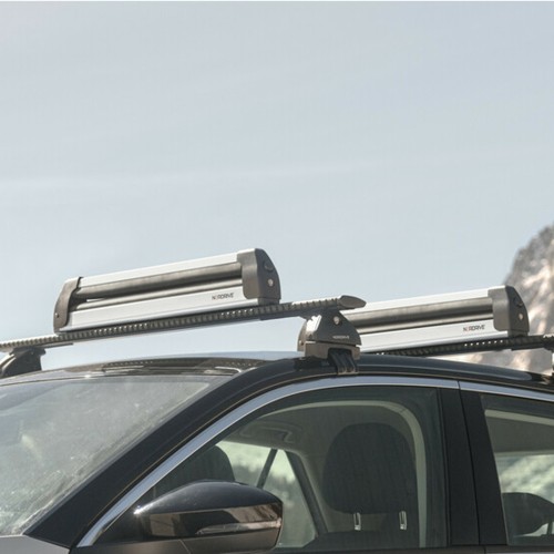 Nordrive - Βάση Σκι Οροφής Pro‑Slider EVO PS‑60 Silver σε Ασημί Χρώμα με Αντικλεπτικό Σύστημα και Συρόμενη Λειτουργία σε Διαστάσεις 800x50x135 mm για 6 ζευγάρια σκι ή 4 snowboard - 1 τεμ. (N40000)