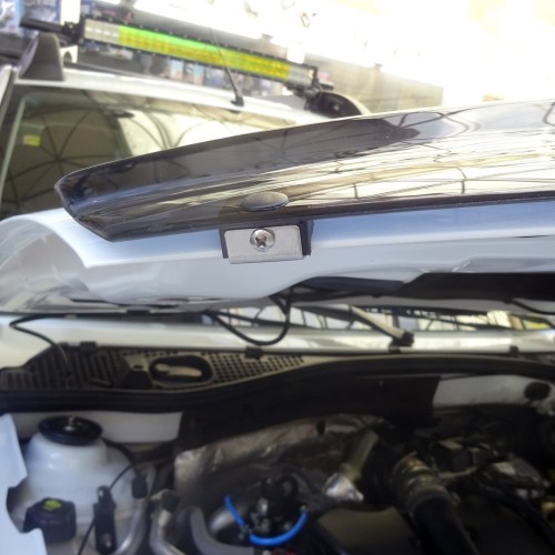 ΑΝΕΜΟΘΡΑΥΣΤΗΣ ΚΑΠΩ ΑΥΤΟΚΙΝΗΤΟΥ ΓΙΑ DACIA DUSTER 2010-2018 ΑΠΟ ΕΥΚΑΜΠΤΟ ΦΙΜΕ ΠΛΑΣΤΙΚΟ HEKO - 1 ΤΕΜ.