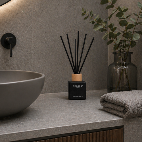 Fresso - Αρωματικό Χώρου με Στικ Molise 100 ml Premium Home Reed Diffuser με FlowScent, Μαύρο Γυάλινο Μπουκάλι και Μαύρα Στικ από Fiberglass - 1 Τεμ. (390020/FRE)