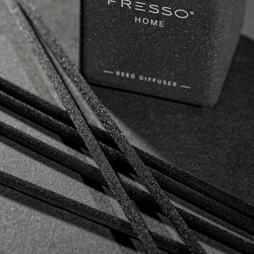 Fresso - Αρωματικό Χώρου με Στικ Amora 100 ml Premium Home Reed Diffuser με FlowScent, Μαύρο Γυάλινο Μπουκάλι και Μαύρα Στικ από Fiberglass - 1 Τεμ. (390013/FRE)
