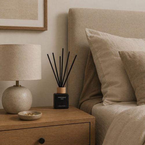 Fresso - Αρωματικό Χώρου με Στικ Amora 100 ml Premium Home Reed Diffuser με FlowScent, Μαύρο Γυάλινο Μπουκάλι και Μαύρα Στικ από Fiberglass - 1 Τεμ. (390013/FRE)