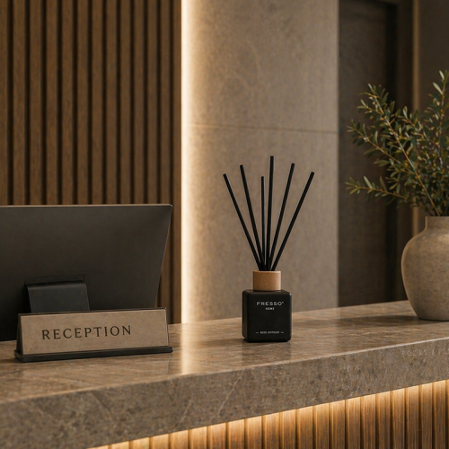 Fresso - Αρωματικό Χώρου με Στικ Amora 100 ml Premium Home Reed Diffuser με FlowScent, Μαύρο Γυάλινο Μπουκάλι και Μαύρα Στικ από Fiberglass - 1 Τεμ. (390013/FRE)