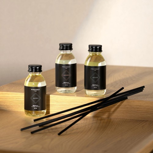 Fresso - Κιτ Αναπλήρωσης με Άρωμα Amora 100 ml Premium Home Refill Kit και 6 Μαύρα Στικ από Fiberglass για Αρωματικό Χώρου Reed Diffuser - 1 Τεμ. (390051/FRE)