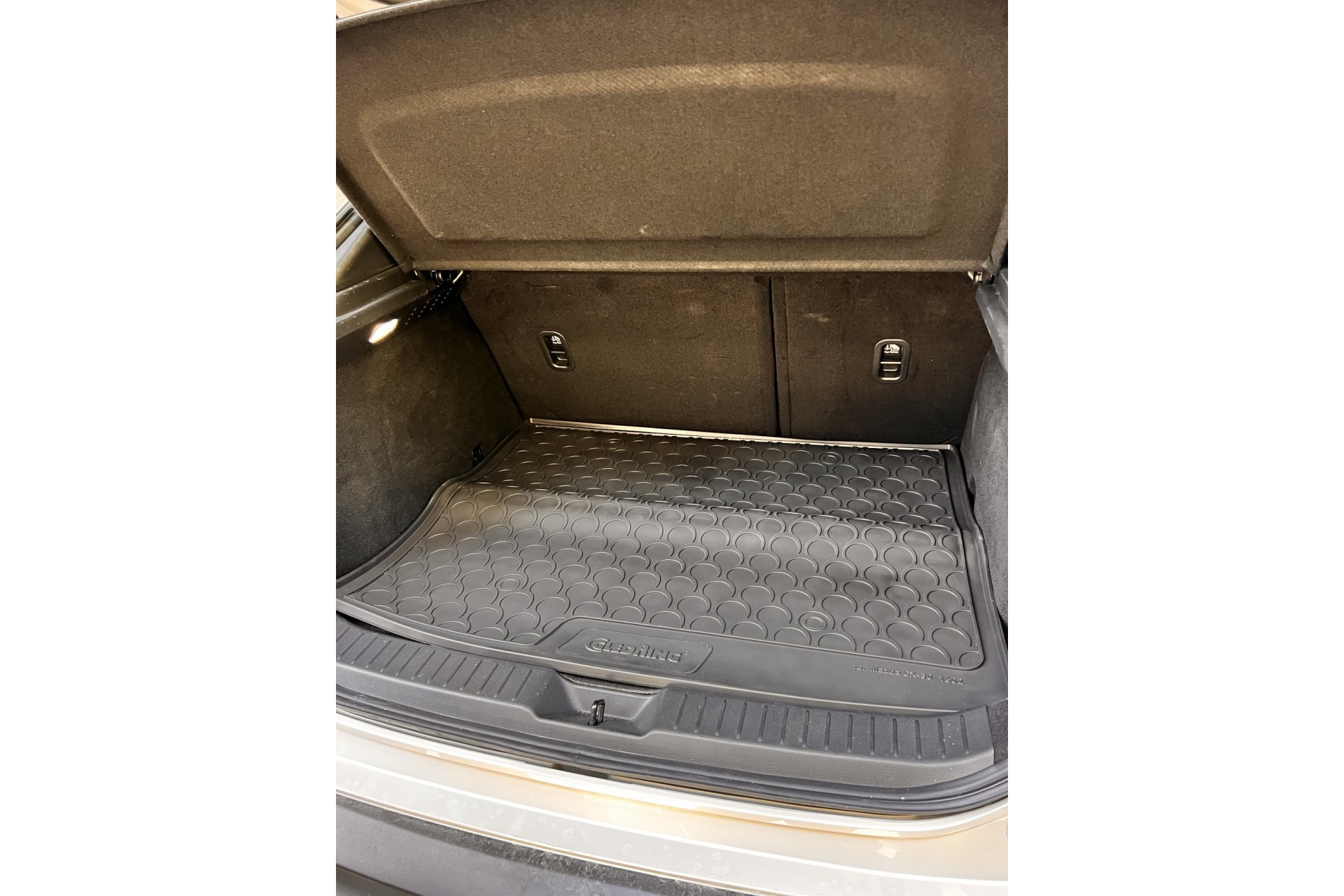 Πατακι Σκαφη Πορτ Μπαγκαζ Για Mazda CX-30 5D 09/2019+ (κατω Επιπεδο) Sumisura Trunk Mat Απο Αοσμο, Μη Τοξικο, Οικολογικο Και Ανακυκλωσιμο Συνθετικο Λαστιχο Σε Μαυρο Χρωμα Με Υποδοχη Για Προεκταση L2519.8 - L2519.9 LAMPA - 1 Τεμ. - Thumbnail 2