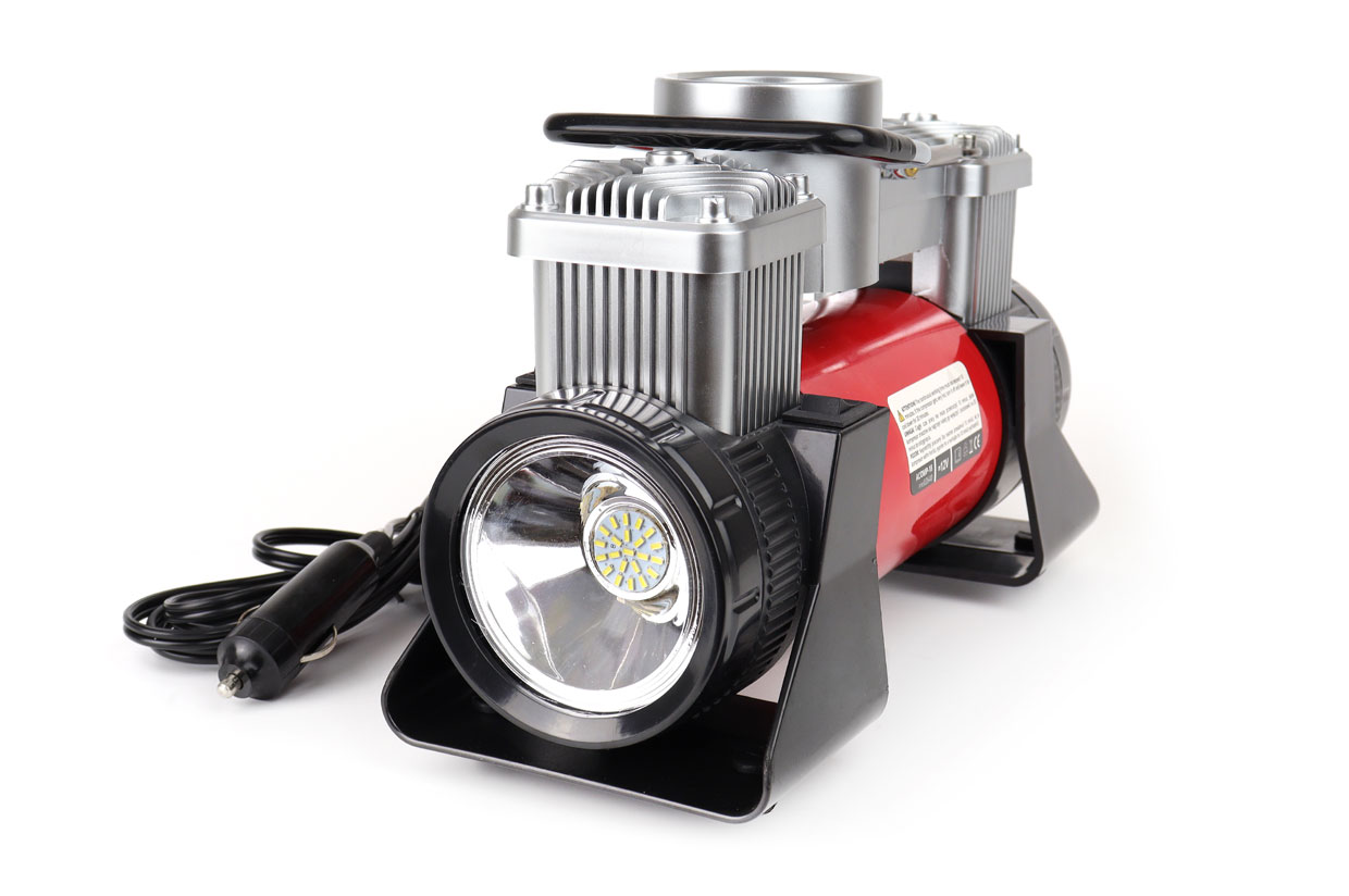 AMIO – Κομπρεσέρ Αέρα 12V Διπλού Κυλίνδρου 10BAR 150PSI 60L/MIN Με Μανόμετρο, LED Φακό, Σετ Επισκευής & Βαλιτσάκι Για Άμεση Αντιμετώπιση Έκτακτων Αναγκών – 1 Τεμ. (02640/AM) - Thumbnail 5