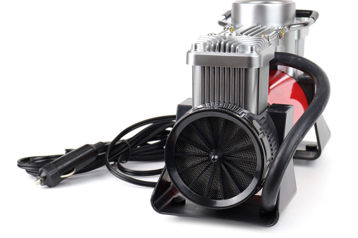 AMIO – Κομπρεσέρ Αέρα 12V Διπλού Κυλίνδρου 10BAR 150PSI 60L/MIN Με Μανόμετρο, LED Φακό, Σετ Επισκευής & Βαλιτσάκι Για Άμεση Αντιμετώπιση Έκτακτων Αναγκών – 1 Τεμ. (02640/AM) - Thumbnail 4