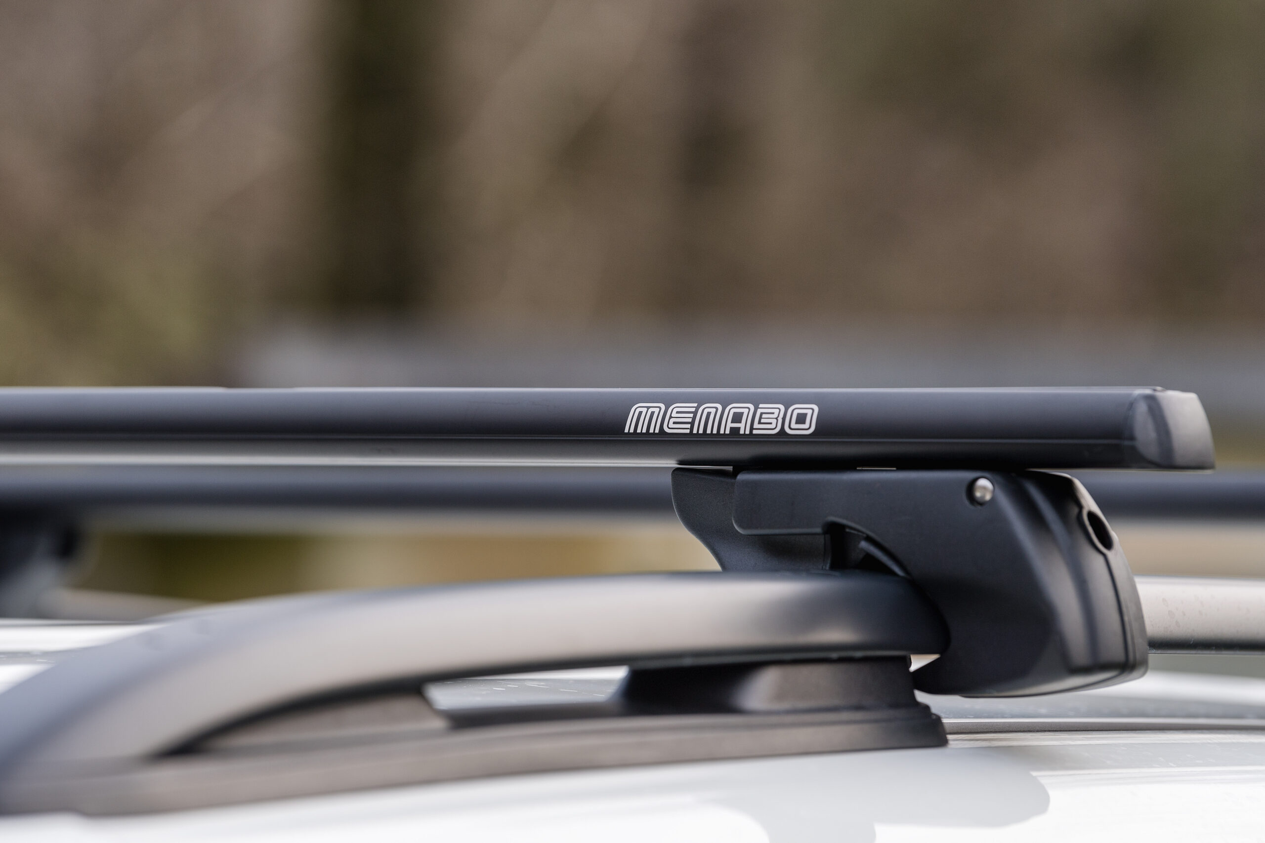 MENABO ΜΠΑΡΕΣ ΟΡΟΦΗΣ ΑΛΟΥΜΙΝΙΟΥ SHERMAN XL BLACK 135 cm ΣΕ ΜΑΥΡΟ ΧΡΩΜΑ ΓΙΑ Ford Freestyle 5 doors 2005>2007 ΜΕ RAISED RAILS (Παράλληλες Μπάρες με Κενό) - 2 ΤΕΜ. (12290/MB)